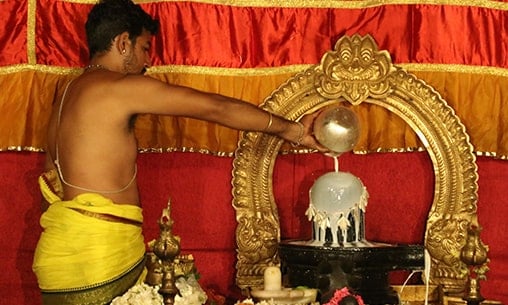 Archana (Pooja) & Abishekam (Hydration Pooja) to Shiva as Mahalingam at Tanjore Powerspot 